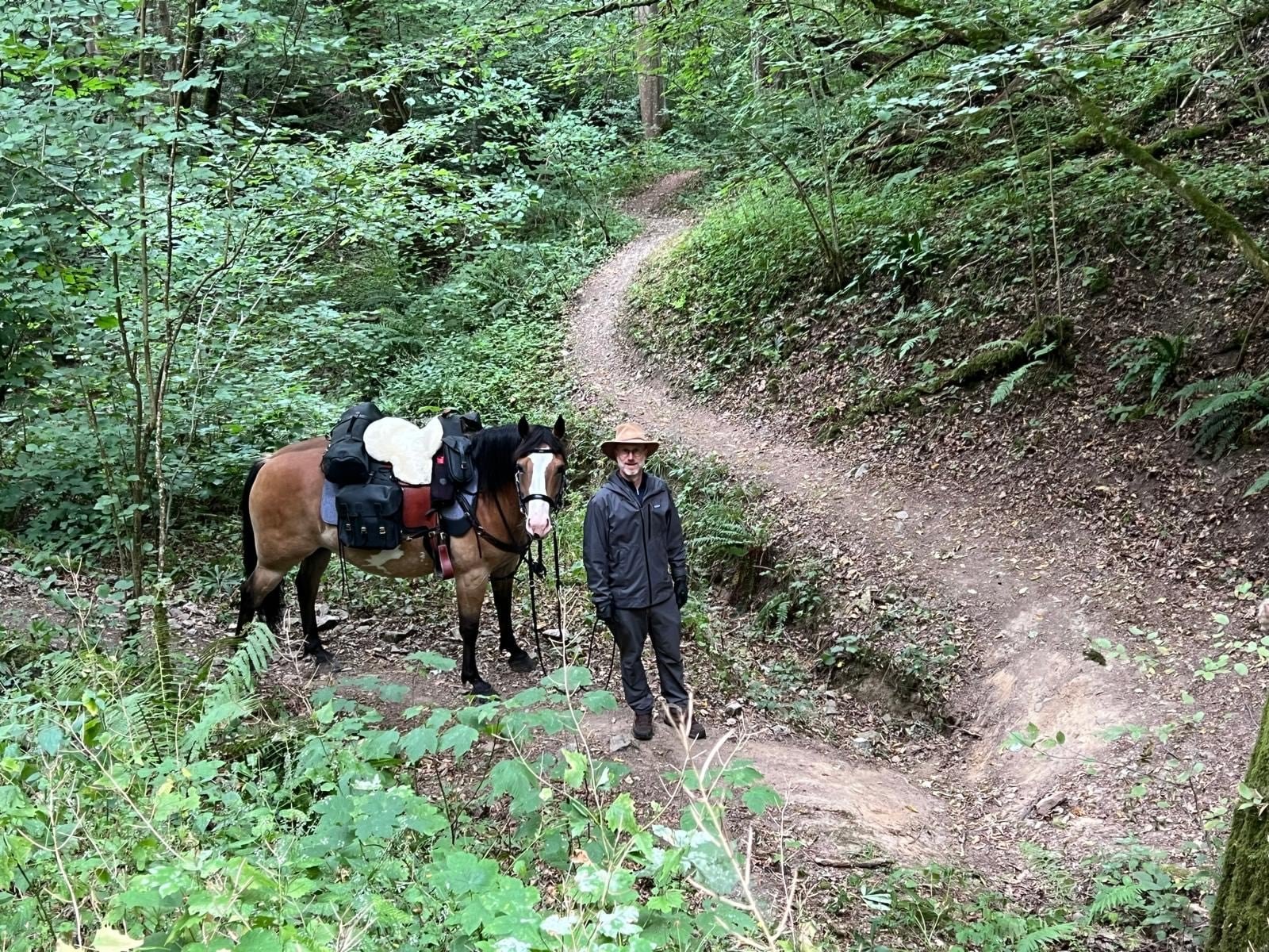Gaëtan Desclée et Champagne, son petit cheval, en route pour Saint-Jacques-de-Compostelle.